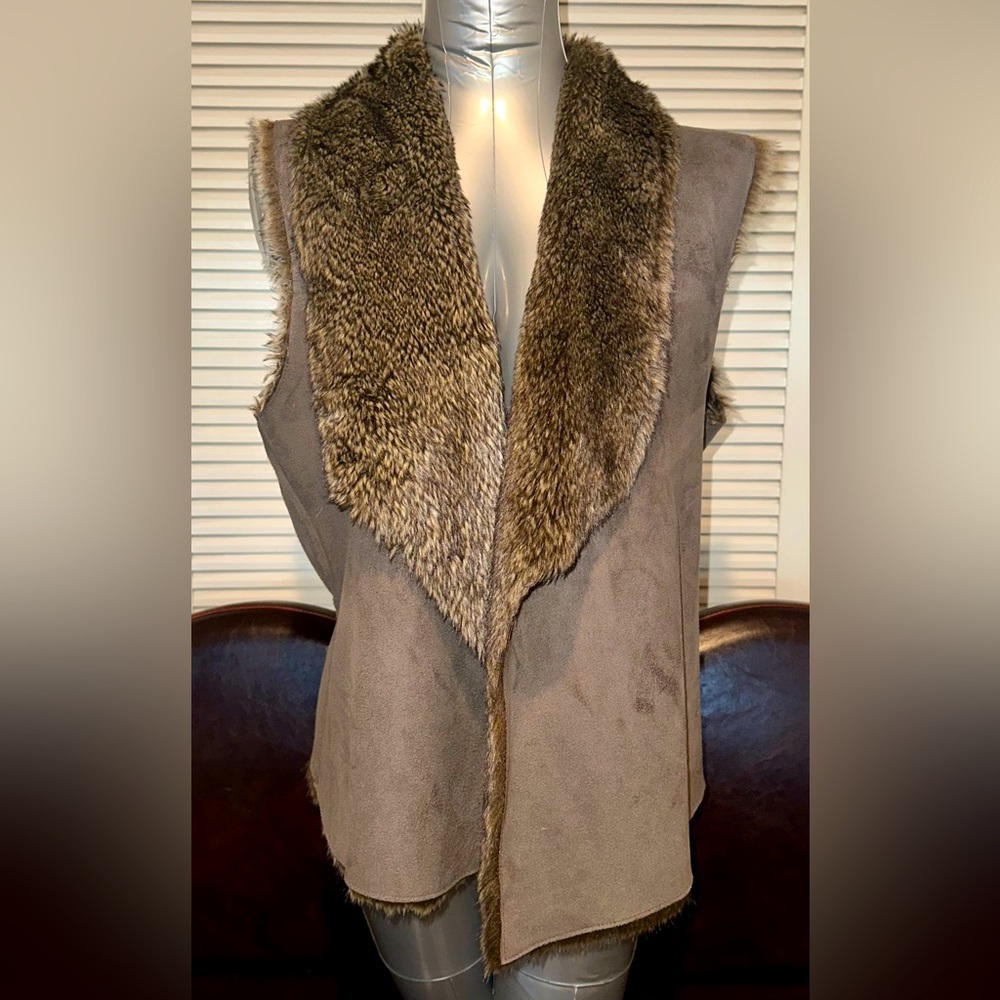 Women’s soft gray vest, one size to fit small up to size 12